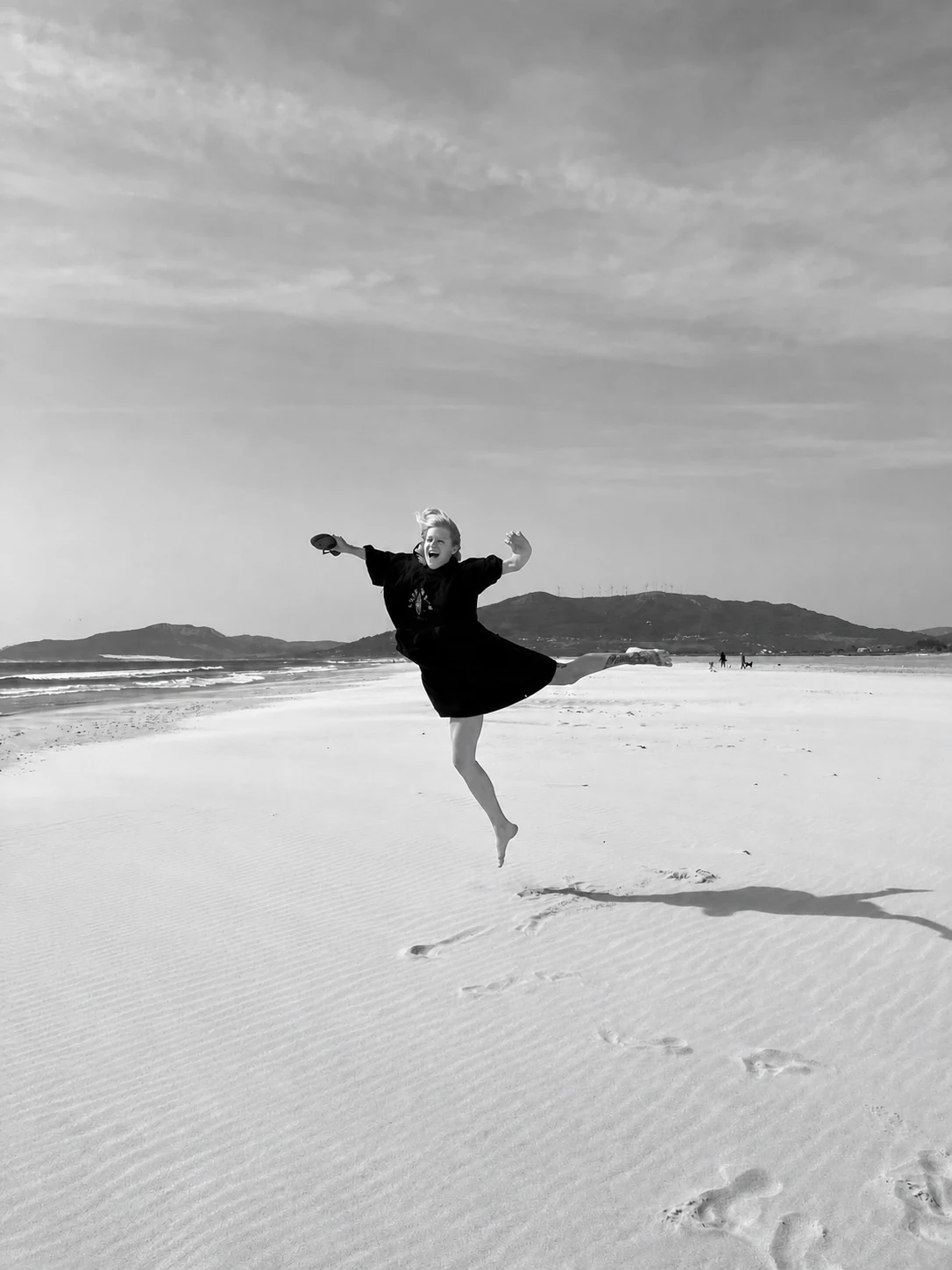Kati Böck beim Sprung am Strand